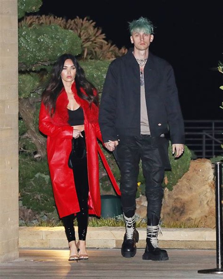Megan Fox & Machine Gun Kelly Holding Hands In New PDA Photos – Hollywood Life