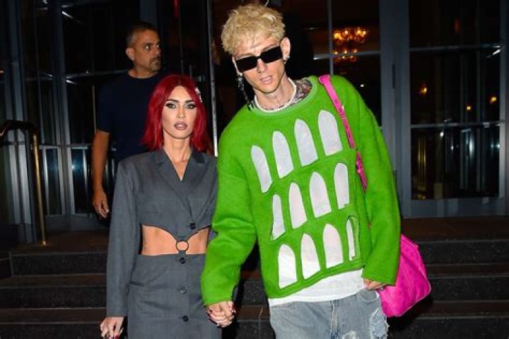 Megan Fox & Machine Gun Kelly ‘Kissed & Held Hands’ During Date – Hollywood Life