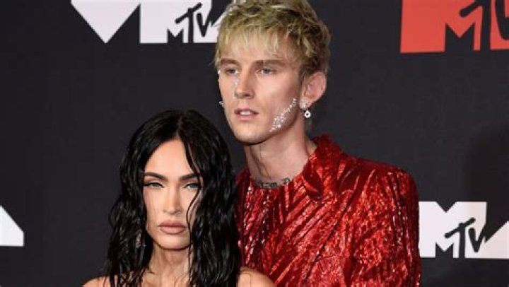 Megan Fox & Machine Gun Kelly’s Matching Pedicures In Bath: Video – Hollywood Life