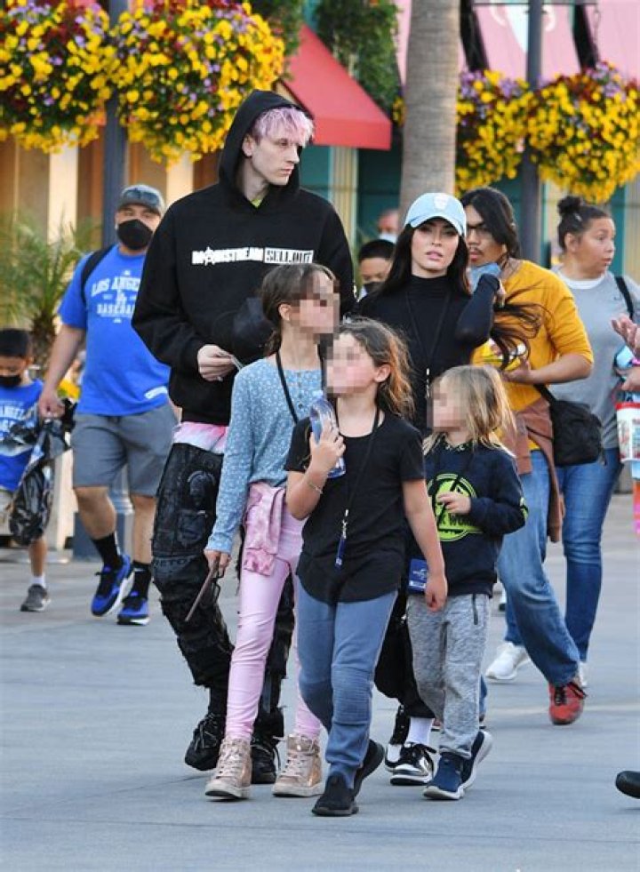Megan Fox & Machine Gun Kelly Take Kids To Universal Studios: Photos – Hollywood Life