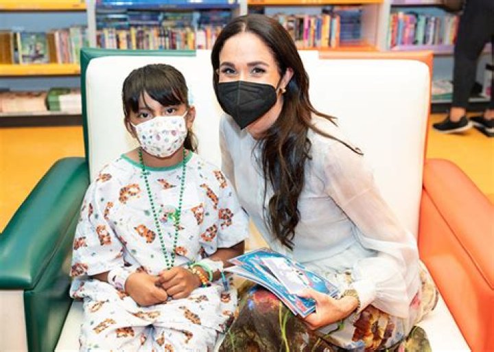 Meghan Markle Reads Books for Kids at Children’s Hospital: Photos