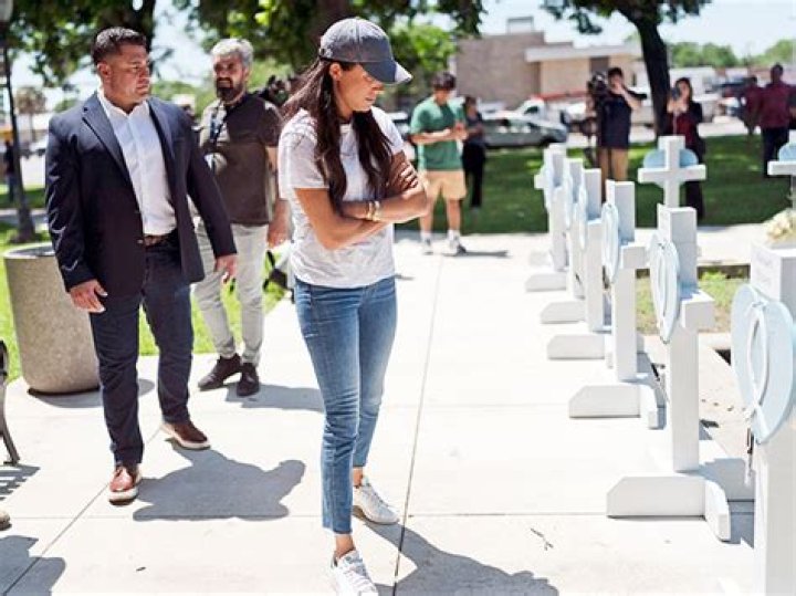 Meghan Markle Visits Texas School Shooting Memorial: Photos – Hollywood Life