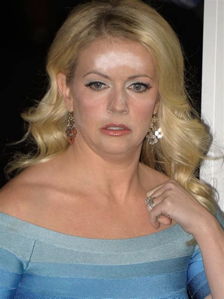 Melissa Joan Hart’s Makeup — Powder Malfunction On ‘Frozen’ Red Carpet – Hollywood Life