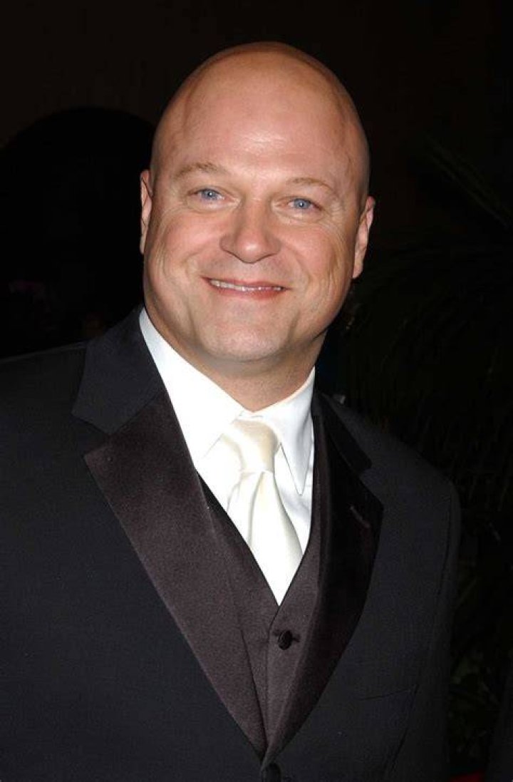 Michael Chiklis Is Leg Pressed By A Contestant – Hollywood Life