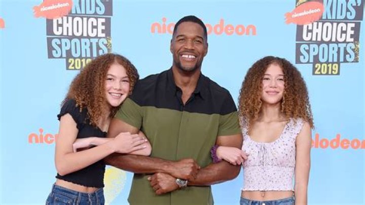 Michael Strahan & Twin Daughters, 14, Goof Off On Kids’ Choice Sports Awards Red Carpet