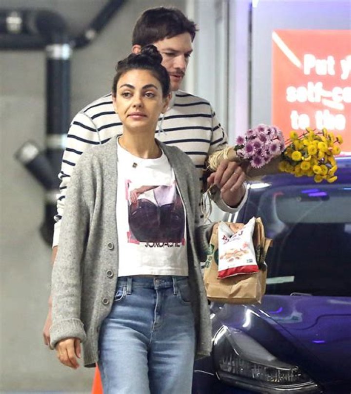 Mila Kunis Wears Minimal Makeup While Buying Flowers With Ashton Kutcher – Pics