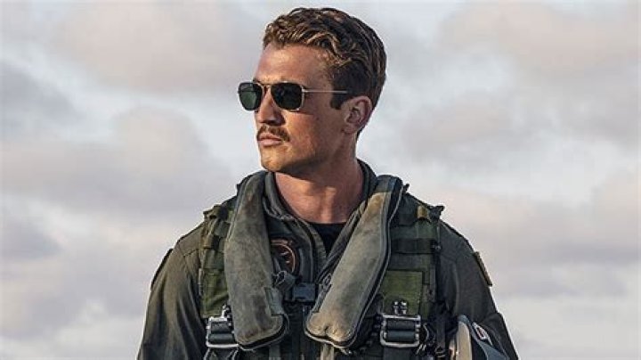 Miles Teller Jokes About Tom Cruise & ‘Top Gun’ In Monologue – Hollywood Life