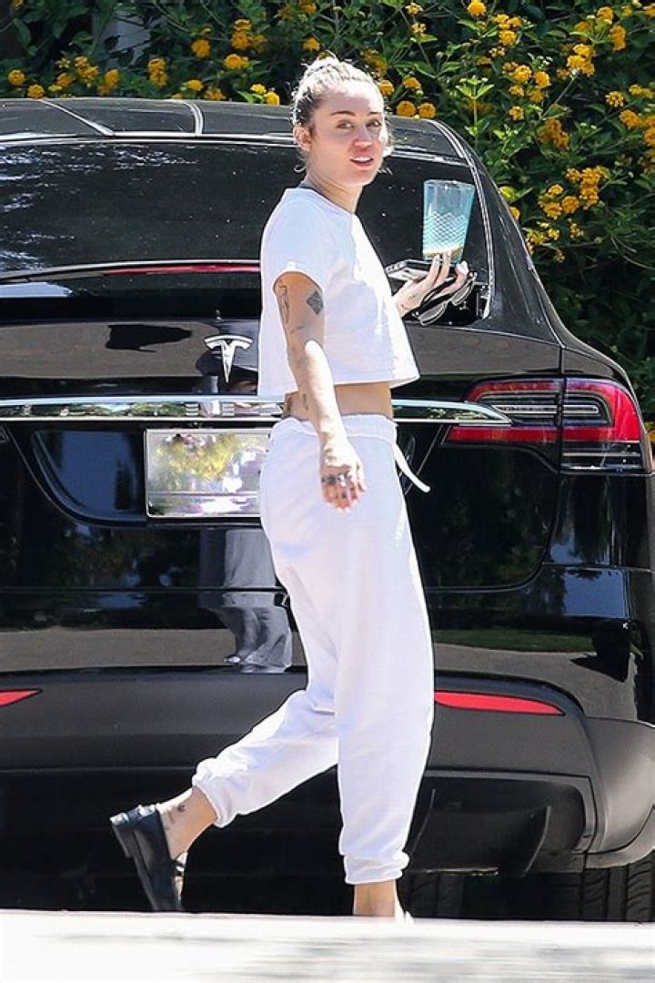 Miley Cyrus Goes Make-Up Free In White Crop Top: Photos – Hollywood Life