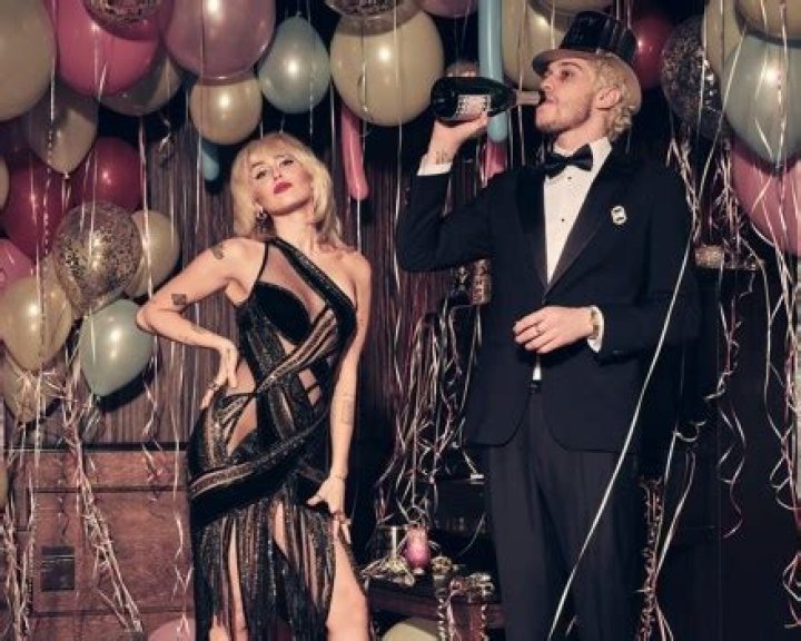 Miley Cyrus Has Wardrobe Malfunction During New Year’s Eve Performance – Hollywood Life