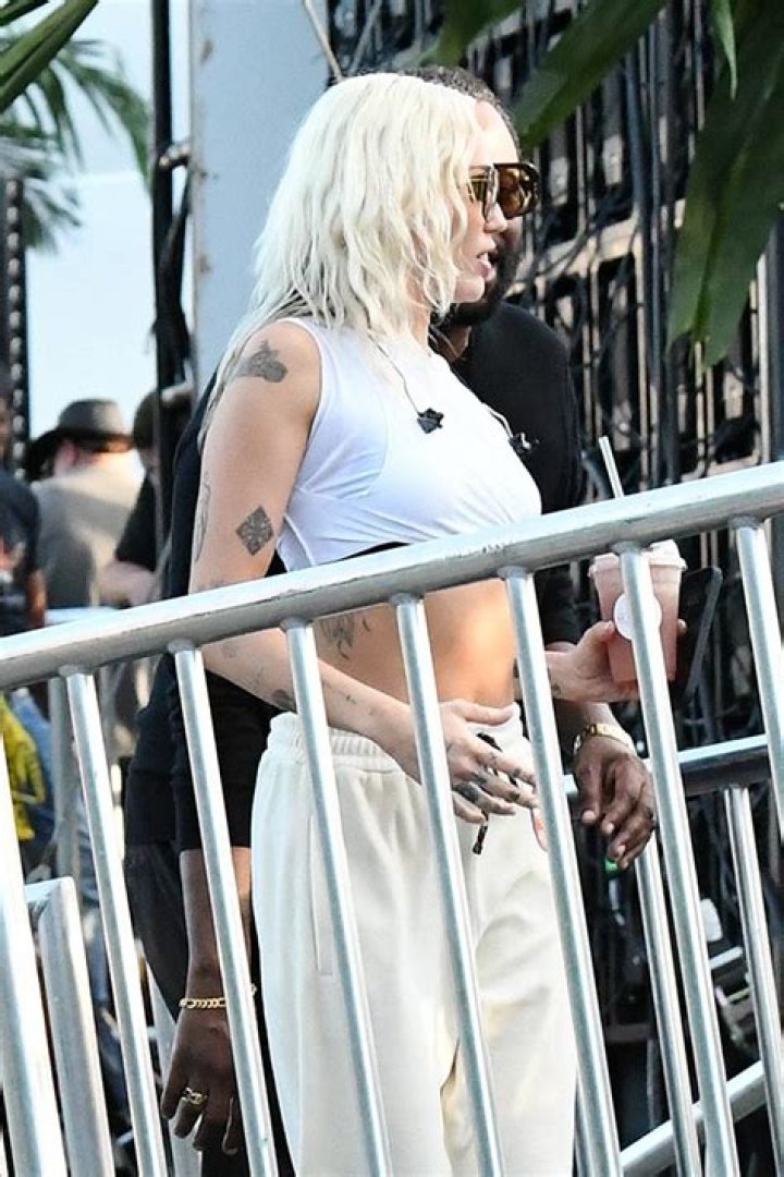 Miley Cyrus In Crop Top With Dolly Parton For NYE Rehearsals: Photos – Hollywood Life