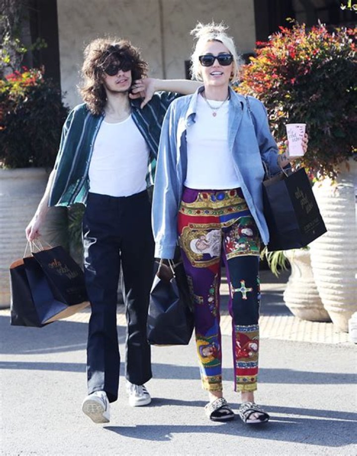 Miley Cyrus & Maxx Morando Enjoy Lunch Date After Her 30th Birthday – Hollywood Life