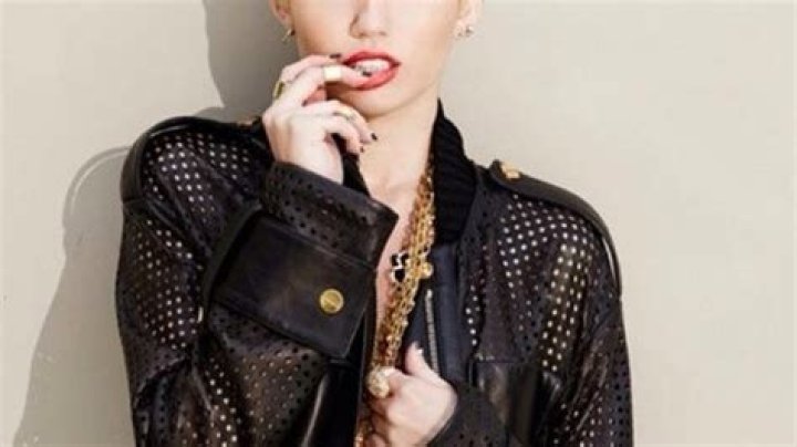 Miley Cyrus No Bra — Why ‘Hannah Montana’ Always Goes Braless – Hollywood Life
