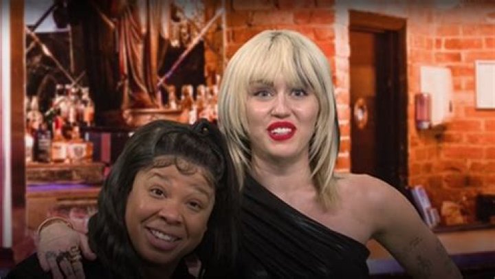 Miley Cyrus On Bad Christmas Card Sketch — Watch – Hollywood Life