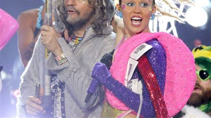 Miley Cyrus’ Peeing Selfies — She’s Sending Them To Flaming Lips’ Wayne Coyne – Hollywood Life