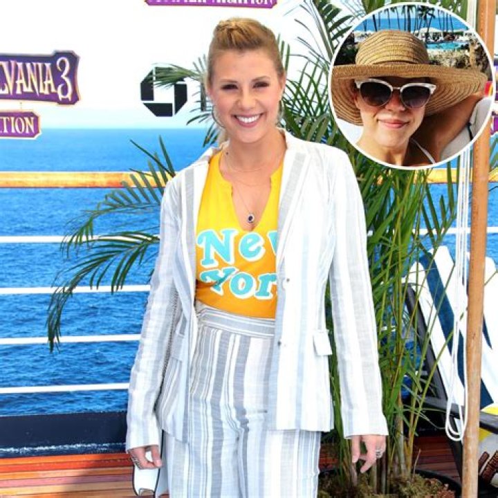 Miley Cyrus Posting Jodie Sweetin Straddling Pics Sparks Major Fan Reaction – Hollywood Life