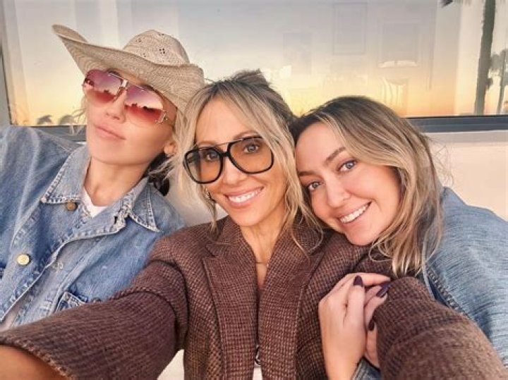Miley Cyrus Returns To Instagram With Bikini Vacation Photos – Hollywood Life
