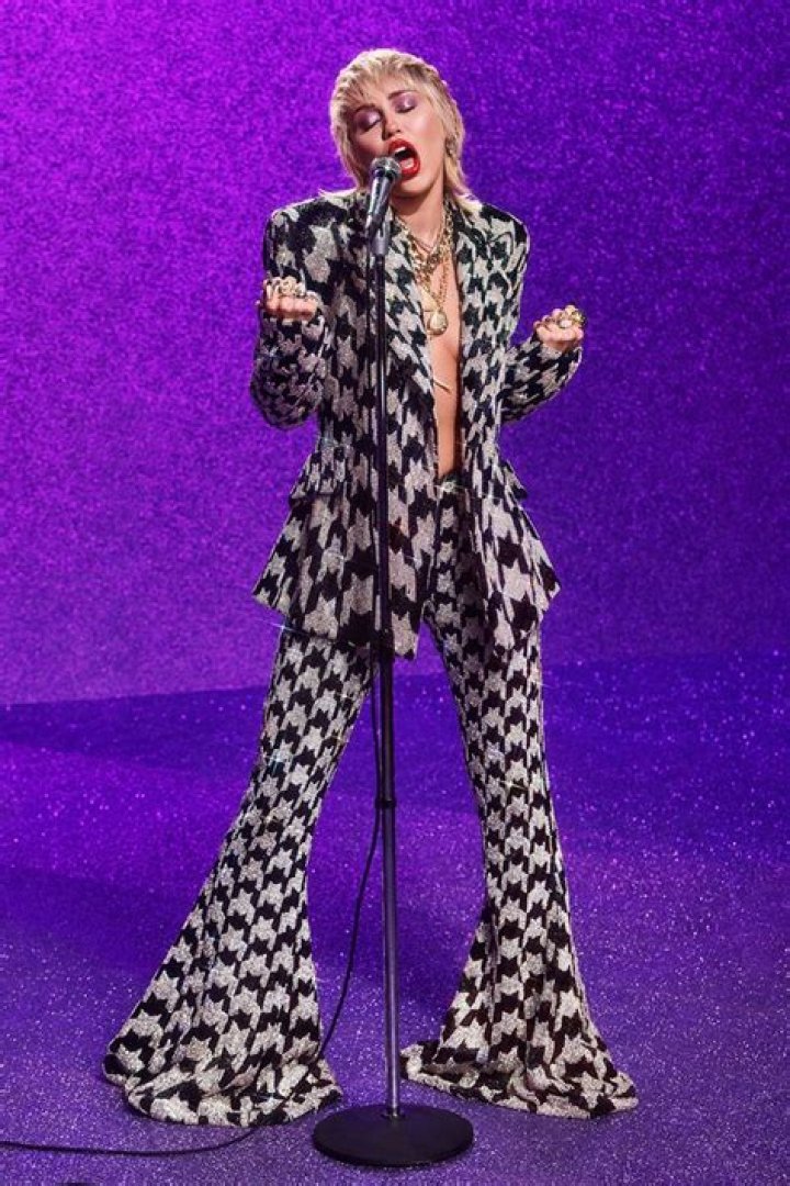 Miley Cyrus Rocks Out In Sexy Silver Crop Top For Atlanta Concert — Videos