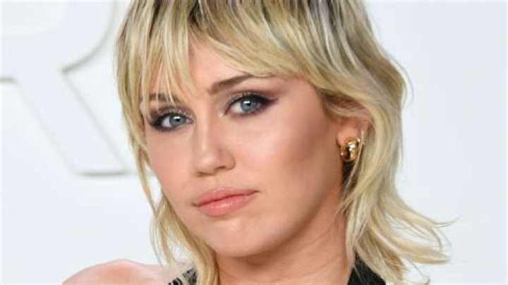 Miley Cyrus Says She’s Not Touring Again In ‘British Vogue’ Interview – Hollywood Life
