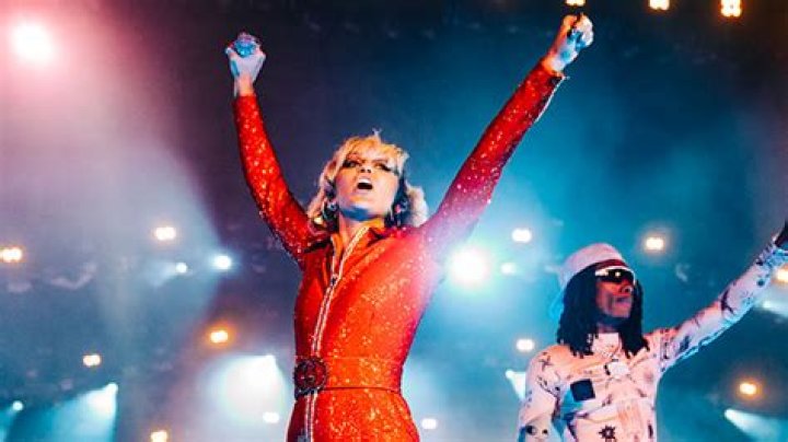 Miley Cyrus Slays In Romper At Lollapalooza Performance – Hollywood Life