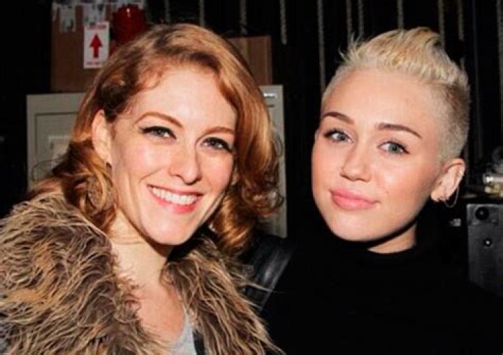 Miley Cyrus Tweets Billy Ray Cyrus — Evidence Of Affair With Twitter Pic? – Hollywood Life