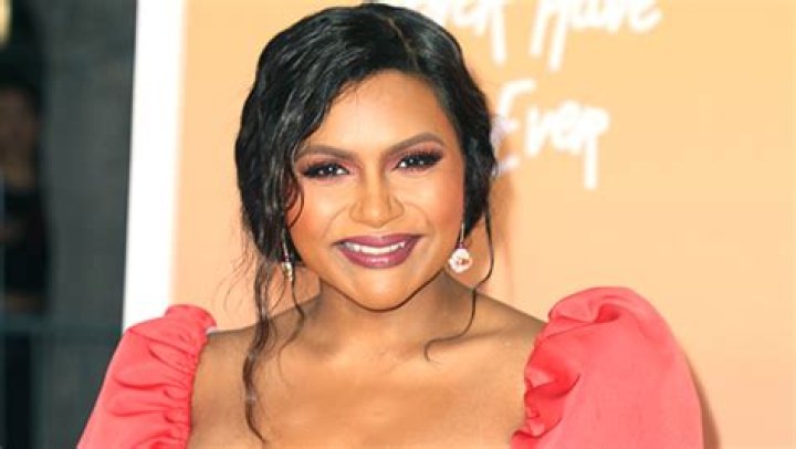 Mindy Kaling Is ‘Obsessed’ With This Two-In-One SPF Setting Powder