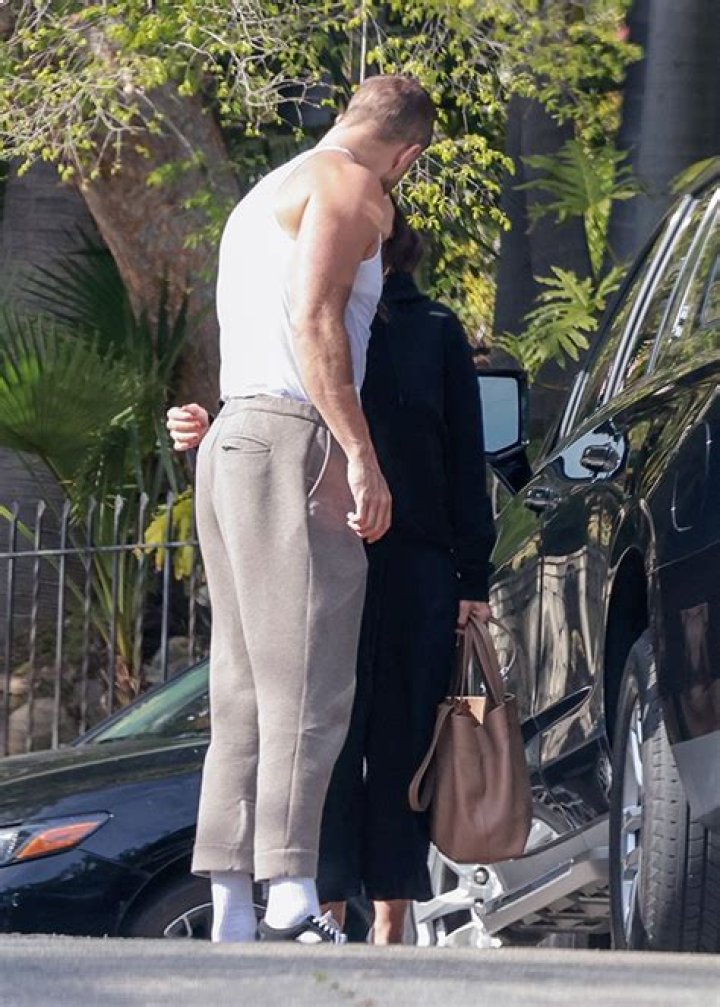 Minka Kelly Goes Makeup Free & Kisses Dan Reynolds: Photos – Hollywood Life