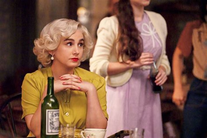 Molly Ephraim On Filming ‘A League Of Their Own’ While Pregnant & More – Hollywood Life