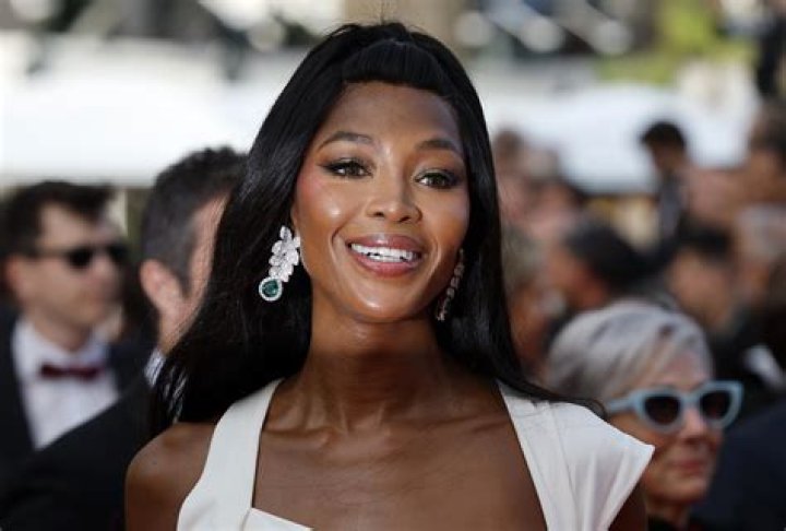 Naomi Campbell Topless In Gold Necklace On Off-White Runway – Photos – Hollywood Life
