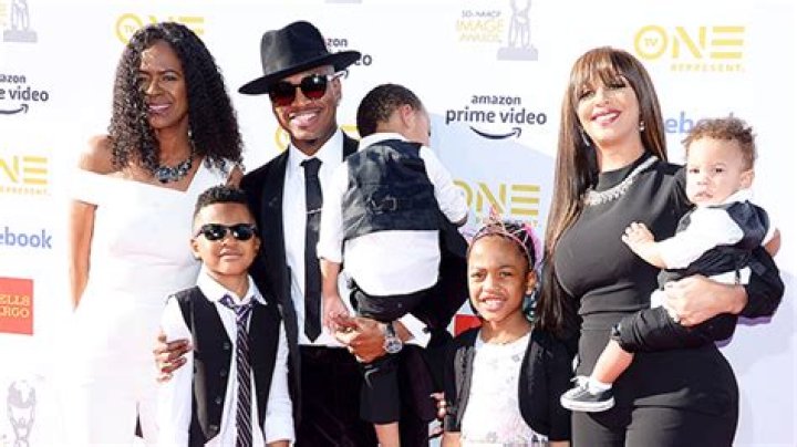Ne-Yo Poses With All 7 Kids In Rare Family Photos