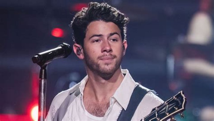 Nick Jonas Calls Out Fans for Throwing Objects on Stage: ‘Stop’ – Hollywood Life