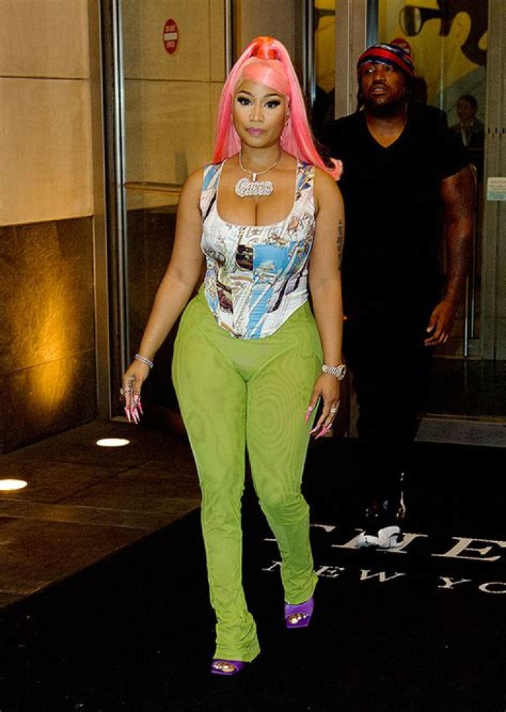 Nicki Minaj Reveals Breast Size After Reduction Surgery In New Video – Hollywood Life