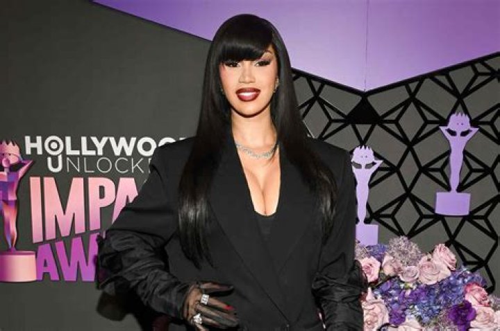 Nicki Minaj’s Fans Convinced She Called Cardi B ‘Ugly’ In New Song – Hollywood Life