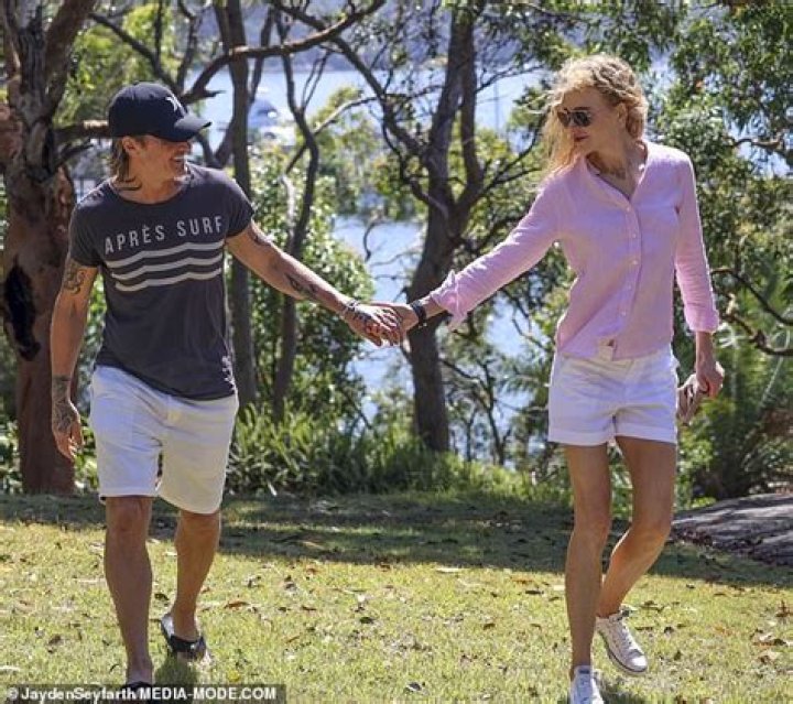 Nicole Kidman Goes Makeup-Free For Romantic Stroll With Keith Urban – Hollywood Life