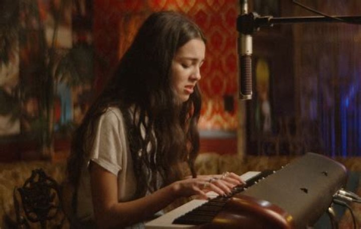 Olivia Rodrigo Performs ‘Drivers License’ — Watch – Hollywood Life
