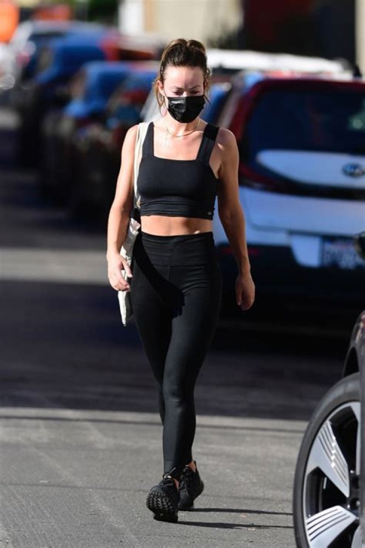 Olivia Wilde Rocks Black Crop Top & Leggings To Gym Amid Harry Style Romance – Photos