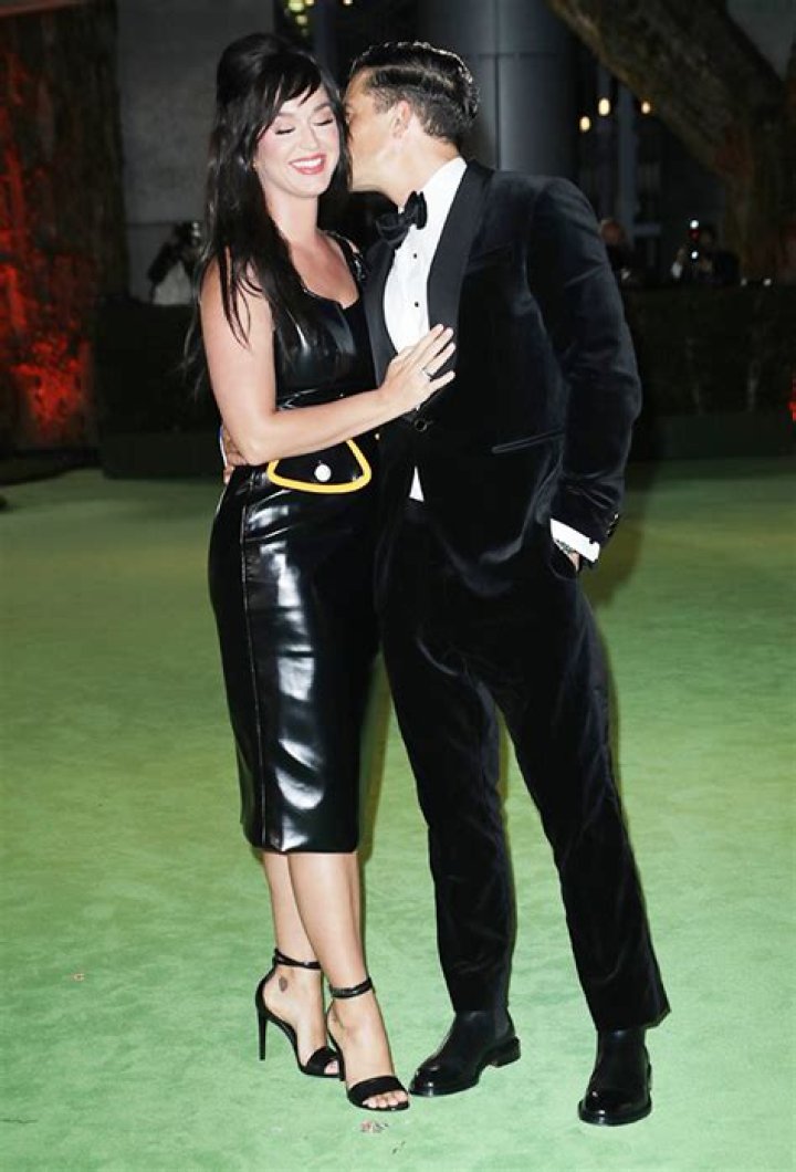 Orlando Bloom Approves Of Katy Perry’s Dark Hair Makeover – Hollywood Life
