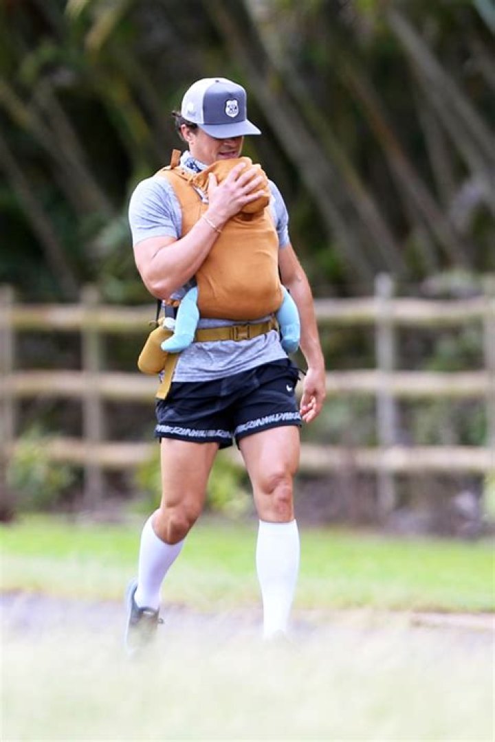 Orlando Bloom Shows Off Toned Arms & Legs While Strolling With Baby Daisy In Hawaii