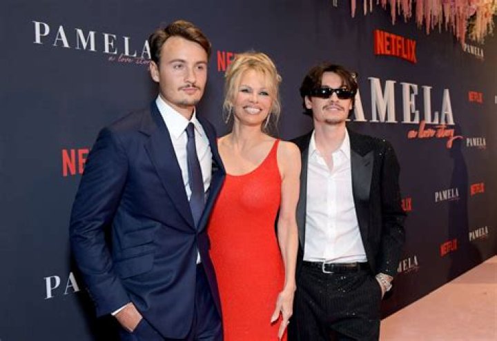 Pam Anderson & Tommy Lee: Sexy Legendary Exes Kiss & Take Pics At PETA Gala