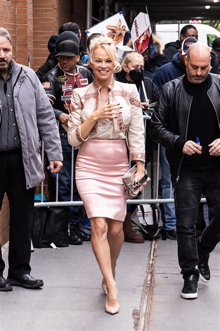 Pamela Anderson Gained 25 Lbs. Writing Her Memoir – Hollywood Life