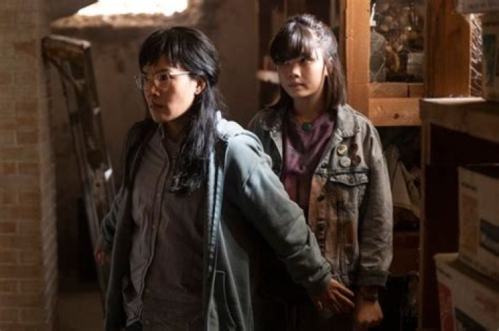 ‘Paper Girls’: Photos Of Prime Video’s YA Sci-Fi Series