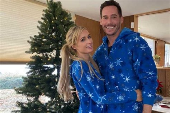 Paris Hilton & Carter Reum & More Stars Kissing During Christmas: See Who’s Making Out Under The Mistletoe
