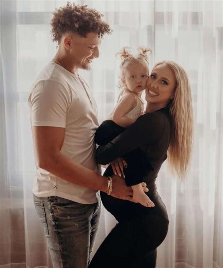 Patrick Mahomes’ Fiancee Brittany Matthews Shares New Baby Bump Photos – Hollywood Life