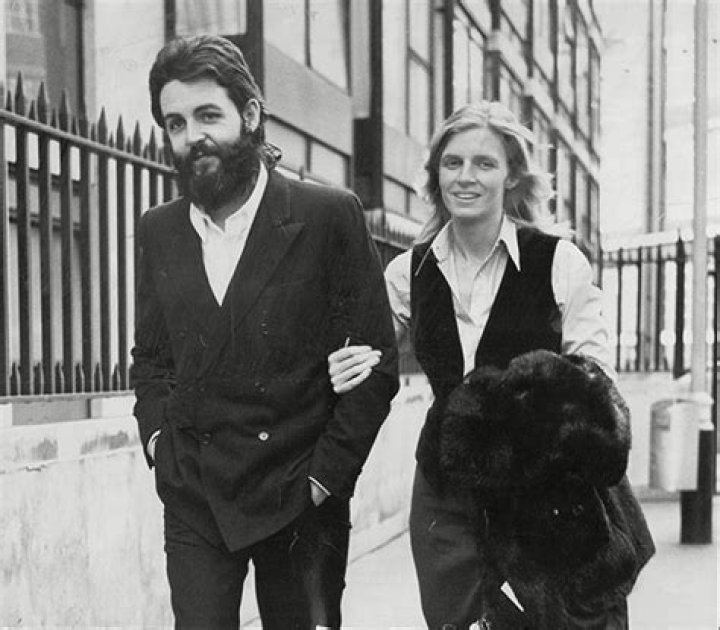 Paul McCartney’s Son James Looks Just Like His Father While Shopping – Hollywood Life