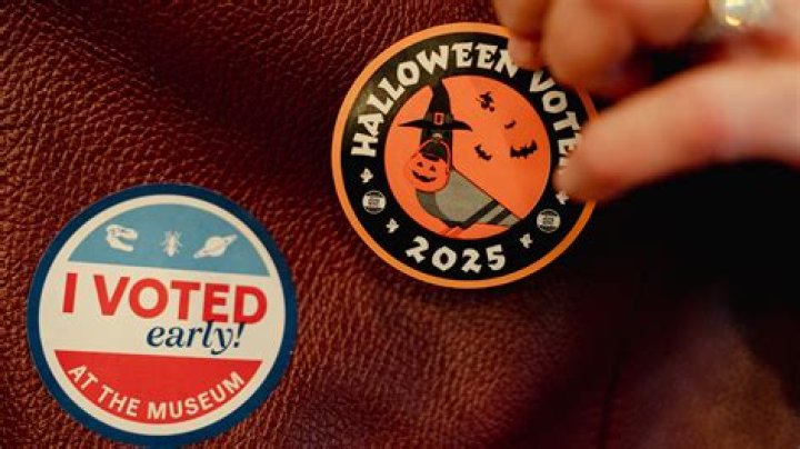 Paul Rudd Hands Out Cookies To Early NYC Voters In The Rain & Fans Are Stoked: ‘He’s A Treasure’