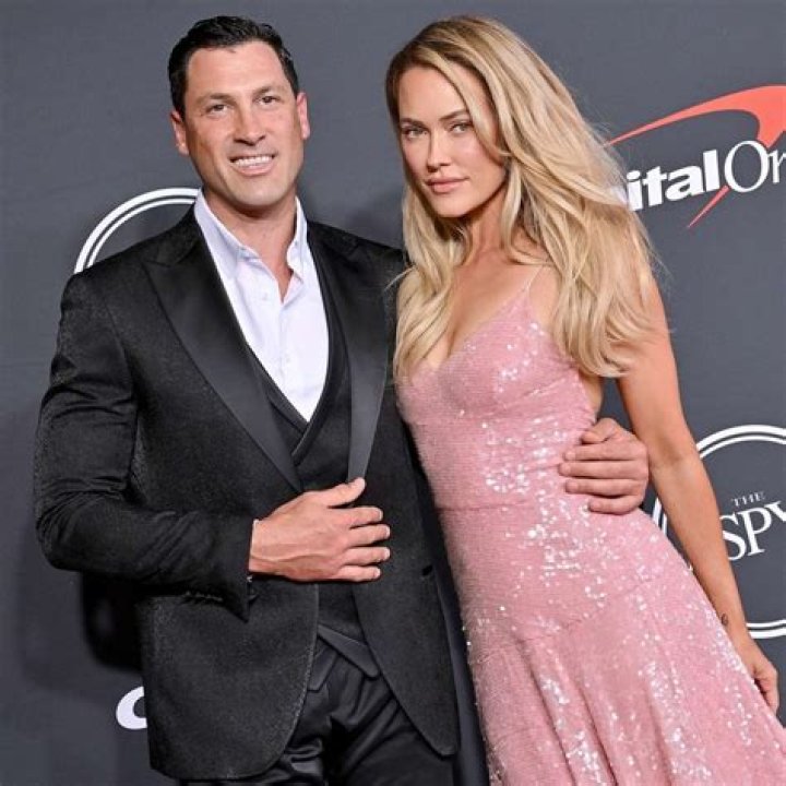 Peta Murgatroyd & Maksim Chmerkovskiy Share Passionate Kiss On Romantic Vacation: Photos
