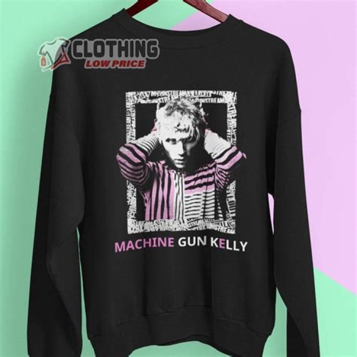 Pete Davidson Wears Machine Gun Kelly’s Merch: Photos – Hollywood Life