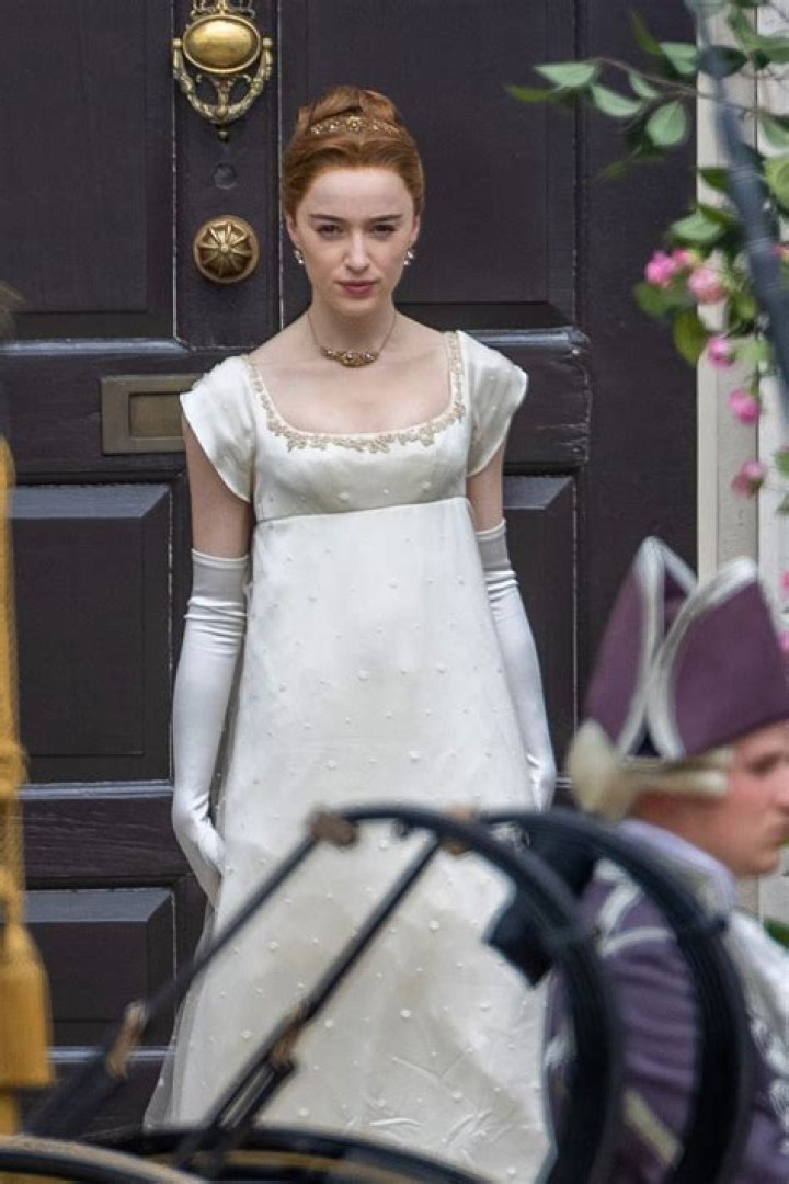 Phoebe Dynevor On Regé-Jean Page’s Character In ‘Bridgerton’ Season 2 – Hollywood Life