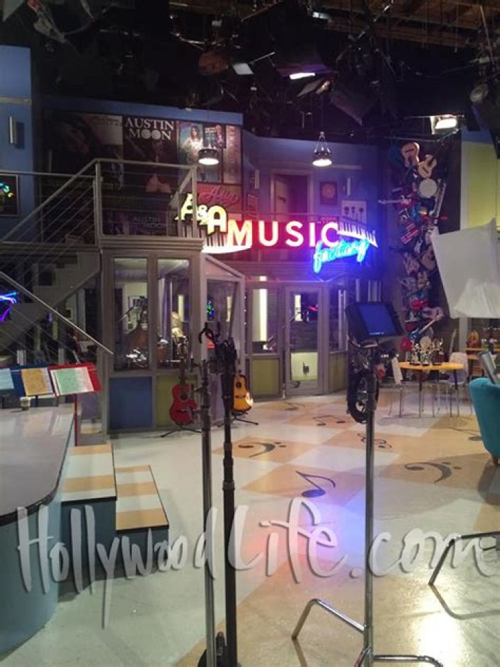 [PHOTOS] ‘Austin & Ally’ — Pics From The Set – Hollywood Life