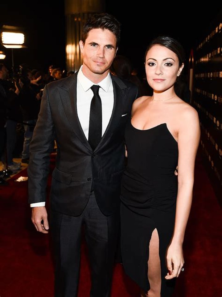 [PHOTOS] Italia Ricci & Robbie Amell — Pics – Hollywood Life