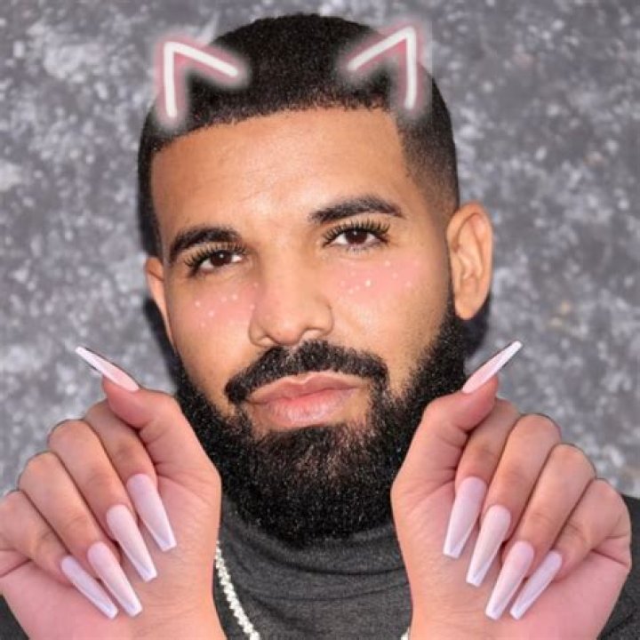 Photos Of Drizzy’s Love For The Game – Hollywood Life